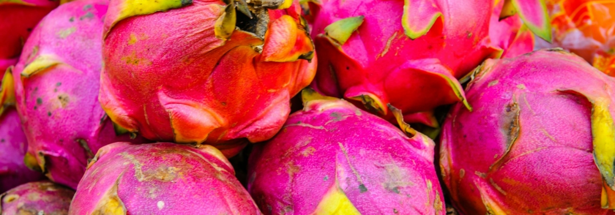 Exotische Früchte red and green fruit in close up photography