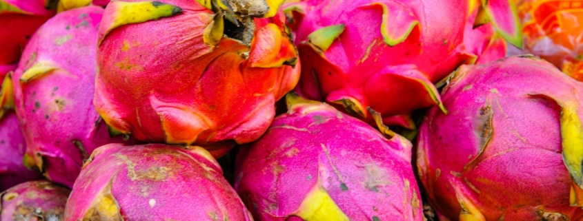 Exotische Früchte red and green fruit in close up photography