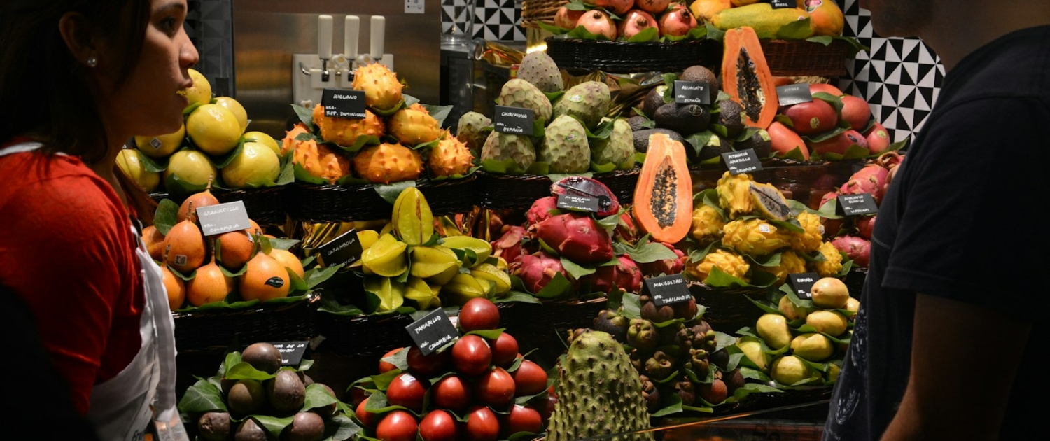 assorted fruits on display during daytime Exotische Früchte